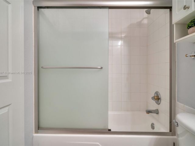 condo for rent in Hollywood - 2501 S Ocean Dr 1432 - MondialRealty