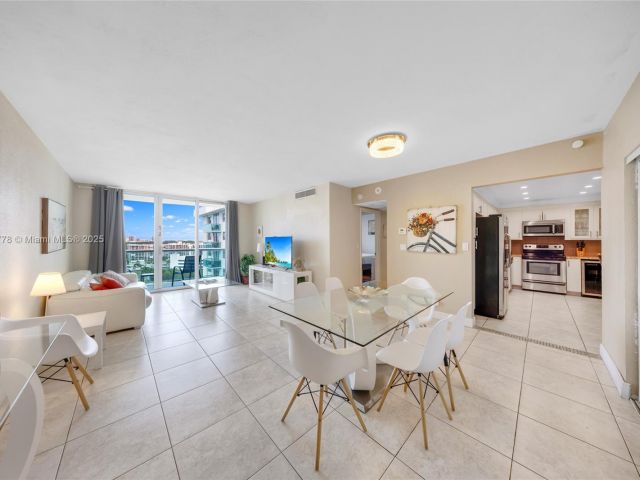 1-bedroom condo for sale in Hollywood - 3801 S Ocean Dr 15R - MondialRealty