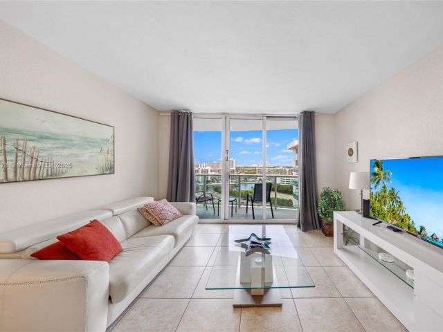 1-bedroom condo for sale in Hollywood - 3801 S Ocean Dr 15R - MondialRealty