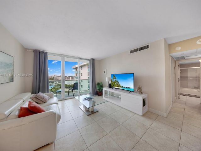 1-bedroom condo for sale in Hollywood - 3801 S Ocean Dr 15R - MondialRealty