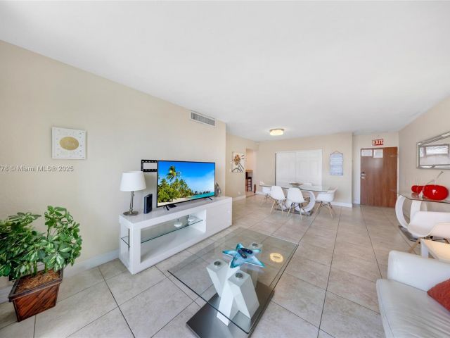 1-bedroom condo for sale in Hollywood - 3801 S Ocean Dr 15R - MondialRealty