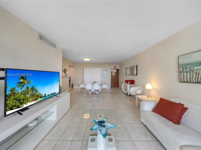 1-bedroom condo for sale in Hollywood - 3801 S Ocean Dr 15R - MondialRealty