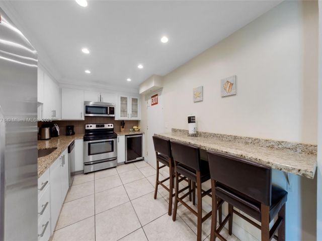 1-bedroom condo for sale in Hollywood - 3801 S Ocean Dr 15R - MondialRealty