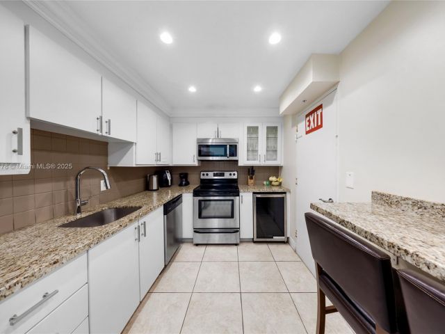 1-bedroom condo for sale in Hollywood - 3801 S Ocean Dr 15R - MondialRealty