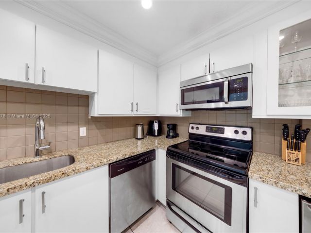 1-bedroom condo for sale in Hollywood - 3801 S Ocean Dr 15R - MondialRealty