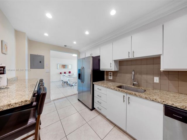 1-bedroom condo for sale in Hollywood - 3801 S Ocean Dr 15R - MondialRealty