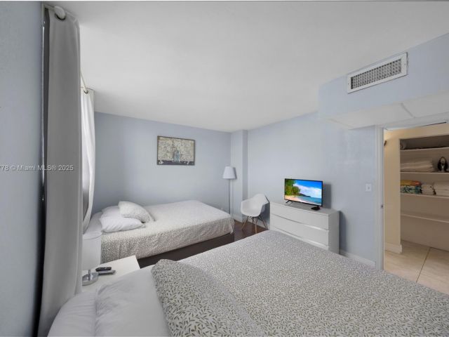 1-bedroom condo for sale in Hollywood - 3801 S Ocean Dr 15R - MondialRealty