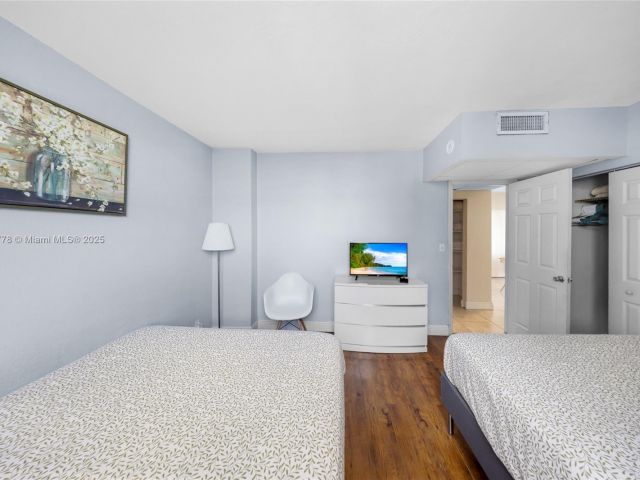 1-bedroom condo for sale in Hollywood - 3801 S Ocean Dr 15R - MondialRealty