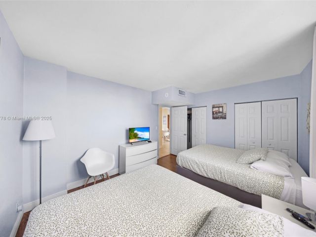 1-bedroom condo for sale in Hollywood - 3801 S Ocean Dr 15R - MondialRealty