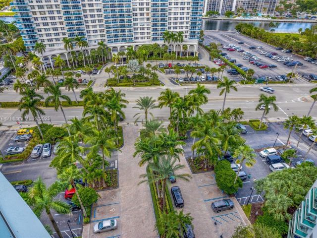 1-bedroom condo for sale in Hollywood - 3801 S Ocean Dr 15R - MondialRealty