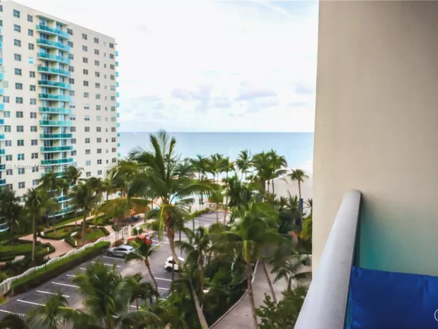 1-bedroom condo for sale in Hollywood - 4001 S Ocean Dr 7H - MondialRealty