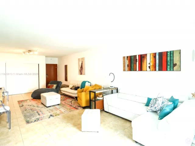 1-bedroom condo for sale in Hollywood - 4001 S Ocean Dr 7H - MondialRealty
