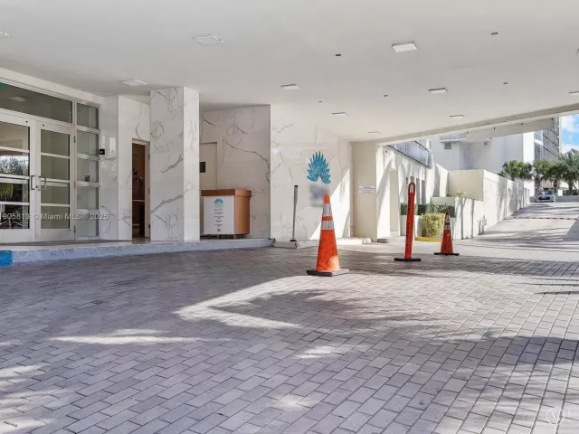 1-bedroom condo for sale in Hollywood - 4001 S Ocean Dr 7H - MondialRealty