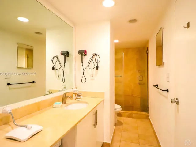1-bedroom condo for sale in Hollywood - 4001 S Ocean Dr 7H - MondialRealty