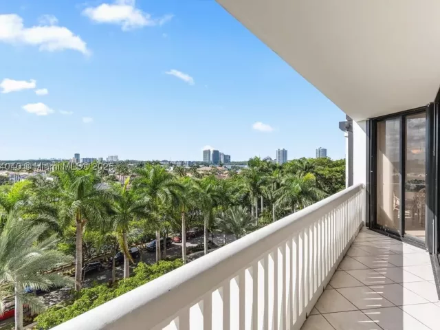 2-bedroom condo for rent in Aventura - 2000 Island Blvd 609 - MondialRealty