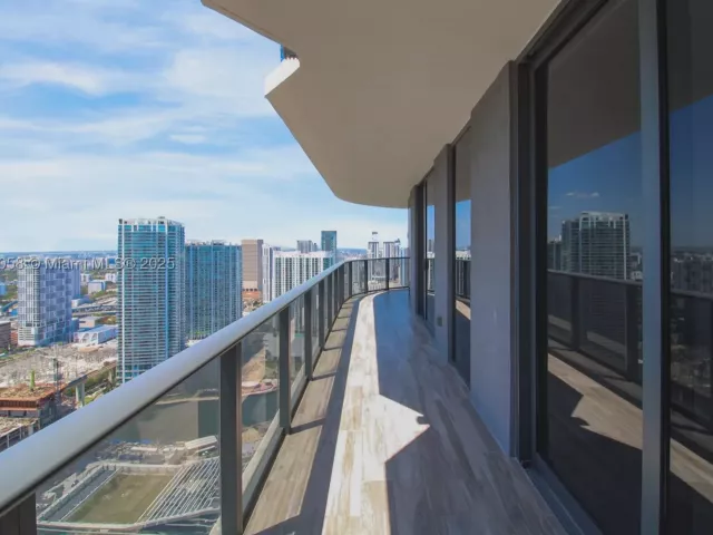 3-bedroom condo for sale in Miami - 801 S Miami Ave 4309 - MondialRealty
