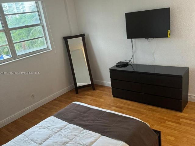 1-bedroom condo for sale in Sunny Isles Beach - 19370 Collins Ave 206 - MondialRealty