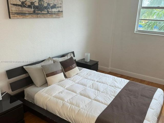 1-bedroom condo for sale in Sunny Isles Beach - 19370 Collins Ave 206 - MondialRealty