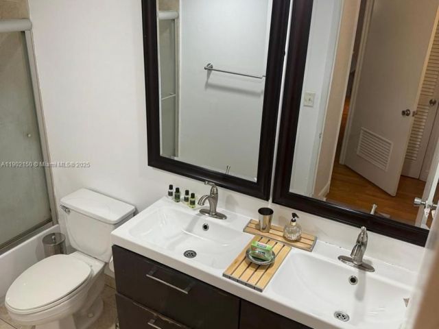 1-bedroom condo for sale in Sunny Isles Beach - 19370 Collins Ave 206 - MondialRealty