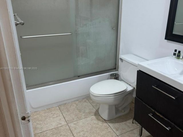 1-bedroom condo for sale in Sunny Isles Beach - 19370 Collins Ave 206 - MondialRealty