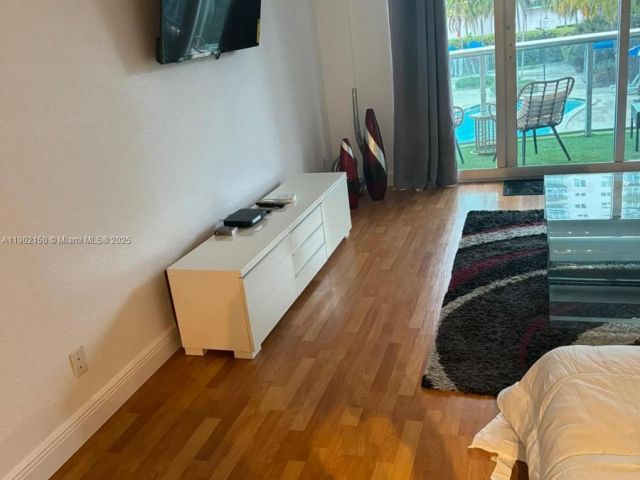 1-bedroom condo for sale in Sunny Isles Beach - 19370 Collins Ave 206 - MondialRealty