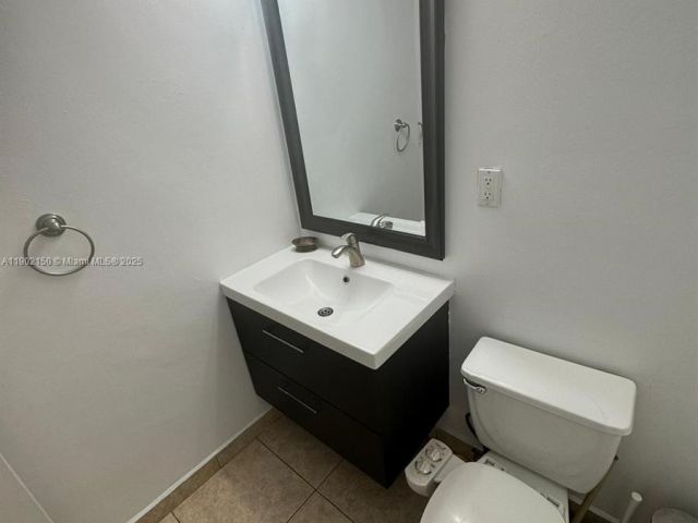 1-bedroom condo for sale in Sunny Isles Beach - 19370 Collins Ave 206 - MondialRealty