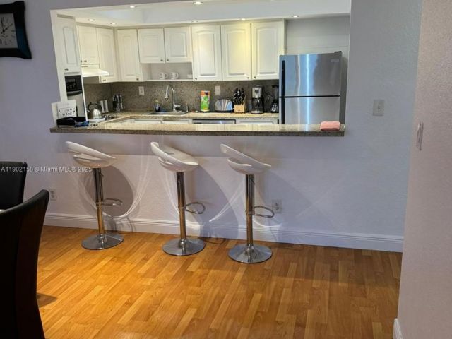 1-bedroom condo for sale in Sunny Isles Beach - 19370 Collins Ave 206 - MondialRealty