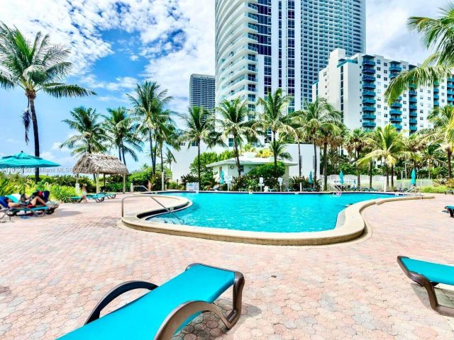 1-bedroom condo for sale in Sunny Isles Beach - 19370 Collins Ave 206 - MondialRealty