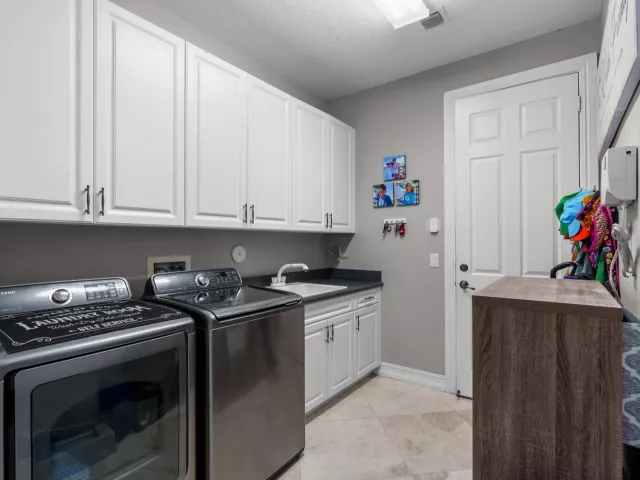 5-bedroom home for sale in West Palm Beach - 7797 Maywood Crest Drive - MondialRealty