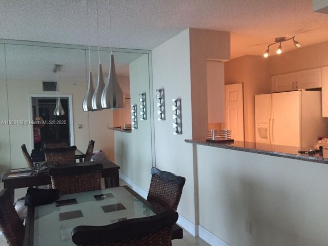 1-bedroom condo for sale in Miami - 1155 Brickell Bay Dr 705 - MondialRealty