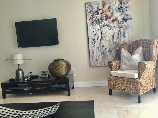 1-bedroom condo for sale in Miami - 1155 Brickell Bay Dr 705 - MondialRealty