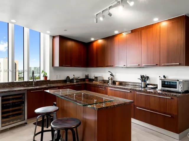 3-bedroom condo for sale in Sunny Isles Beach - 15901 Collins Ave 1206 - MondialRealty