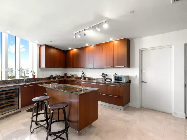 3-bedroom condo for sale in Sunny Isles Beach - 15901 Collins Ave 1206 - MondialRealty