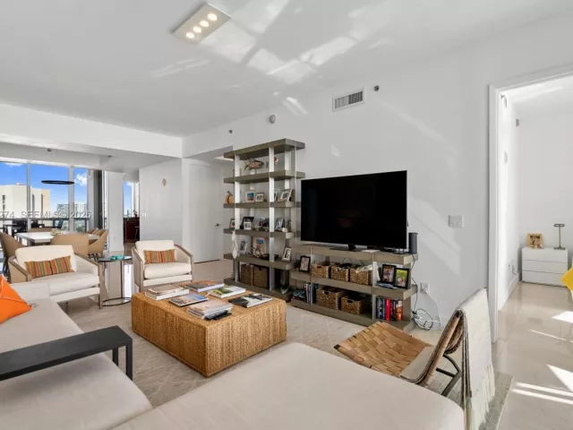 3-bedroom condo for sale in Sunny Isles Beach - 15901 Collins Ave 1206 - MondialRealty