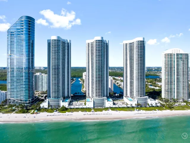 3-bedroom condo for sale in Sunny Isles Beach - 15901 Collins Ave 1206 - MondialRealty