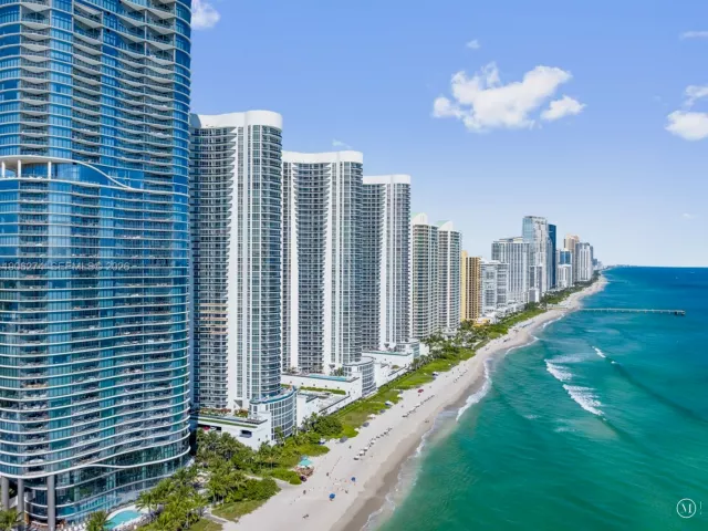 3-bedroom condo for sale in Sunny Isles Beach - 15901 Collins Ave 1206 - MondialRealty
