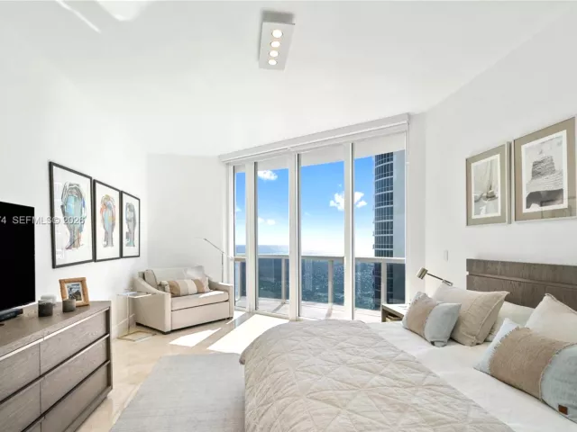 3-bedroom condo for sale in Sunny Isles Beach - 15901 Collins Ave 1206 - MondialRealty