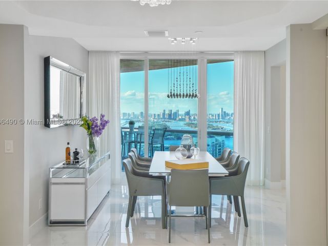 3-bedroom condo for sale in Miami Beach - 300 S Pointe Dr 4306 - MondialRealty