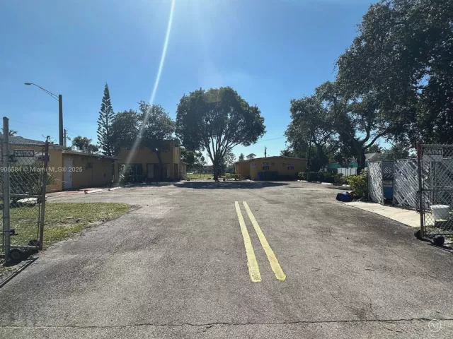 6-bedroom home for sale in Fort Lauderdale - 733 NW 27th Ave - MondialRealty