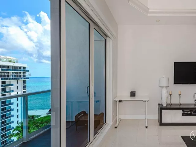 1-bedroom condo for sale in Miami Beach - 2301 Collins Ave 1619 - MondialRealty