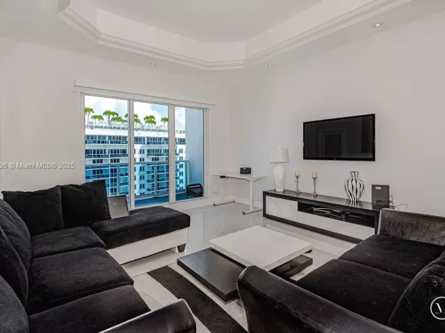 1-bedroom condo for sale in Miami Beach - 2301 Collins Ave 1619 - MondialRealty