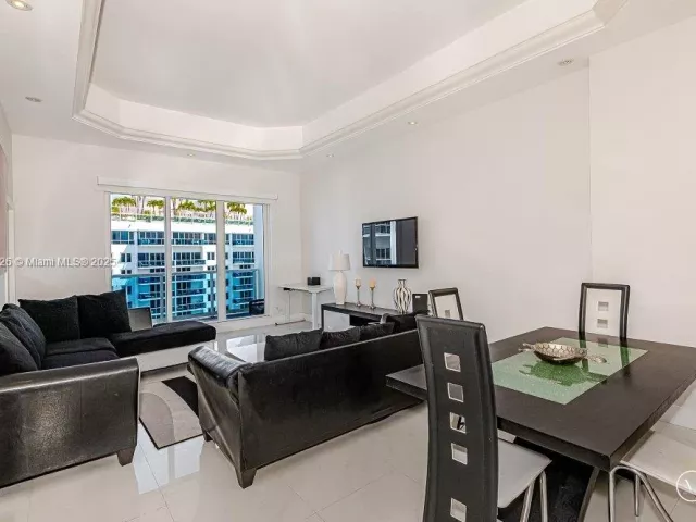 1-bedroom condo for sale in Miami Beach - 2301 Collins Ave 1619 - MondialRealty
