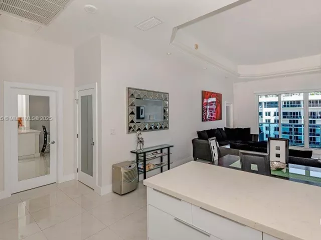 1-bedroom condo for sale in Miami Beach - 2301 Collins Ave 1619 - MondialRealty