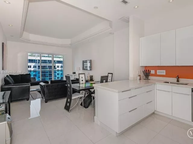 1-bedroom condo for sale in Miami Beach - 2301 Collins Ave 1619 - MondialRealty