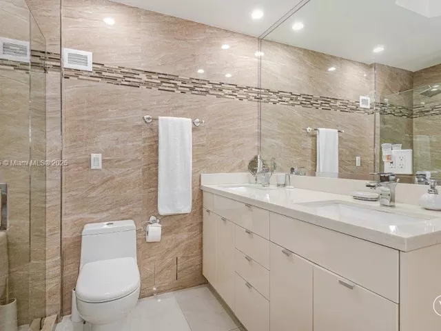 1-bedroom condo for sale in Miami Beach - 2301 Collins Ave 1619 - MondialRealty