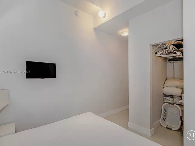 1-bedroom condo for sale in Miami Beach - 2301 Collins Ave 1619 - MondialRealty