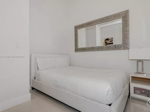 1-bedroom condo for sale in Miami Beach - 2301 Collins Ave 1619 - MondialRealty