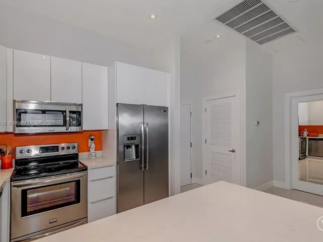 1-bedroom condo for sale in Miami Beach - 2301 Collins Ave 1619 - MondialRealty