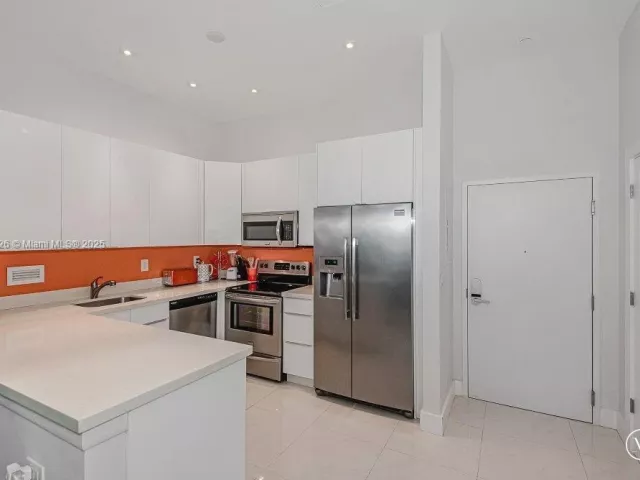 1-bedroom condo for sale in Miami Beach - 2301 Collins Ave 1619 - MondialRealty