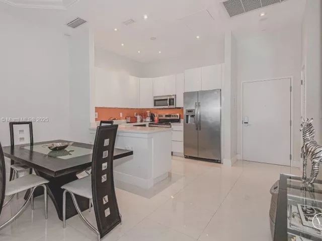 1-bedroom condo for sale in Miami Beach - 2301 Collins Ave 1619 - MondialRealty